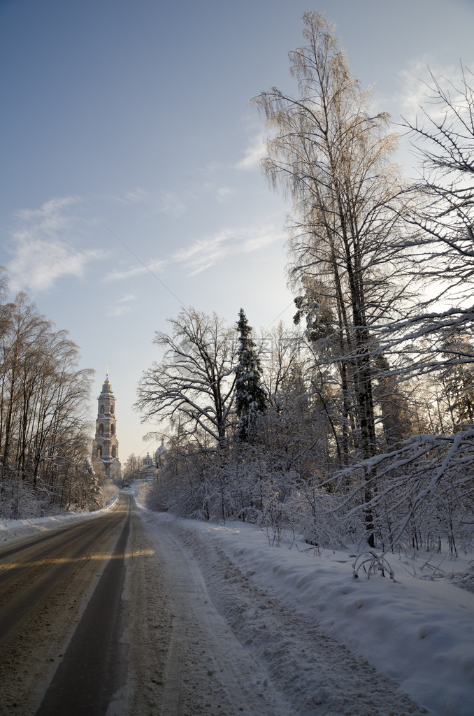 俄罗斯Avdotieno村古老教堂和钟楼的冬季风景和钟塔图片