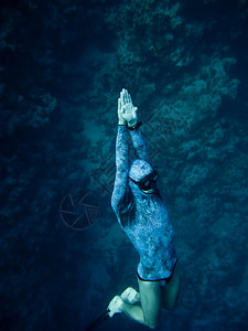 自由潜水员从埃及达哈布的蓝洞深处升起图片