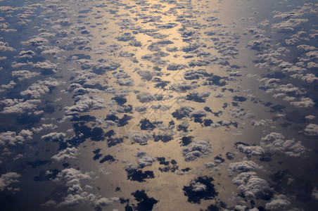 红海上空积云群的鸟瞰图图片
