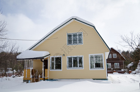 美丽的冬季风景房子的寒冬之景和蓝天图片