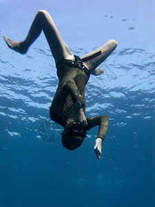 自由潜水者从埃及蓝洞图片