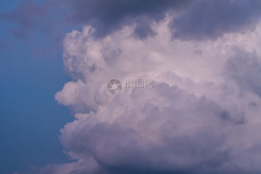 暴风雨厚的云层在夏日被太阳照亮图片