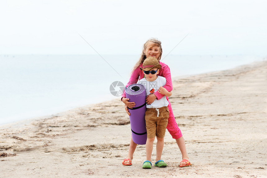 两个小孩子在沙滩上在图片