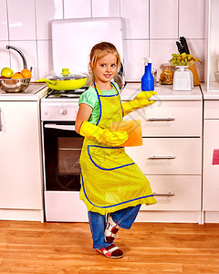 小女孩用餐巾纸打扫厨房图片