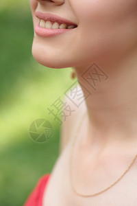 女张开嘴巴健康清洁牙齿的特写图片