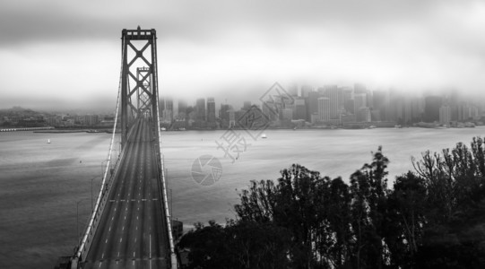 Bay桥和DowntownBridge旧金山图片