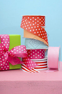 生日或特殊场合礼物包着明亮彩色礼品盒图片