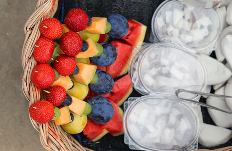 美味的果树枝加椰子草莓甜瓜葡萄夏季图片
