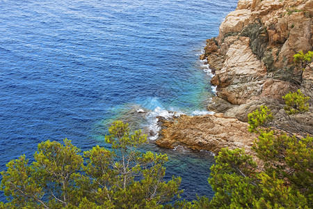 海浪从高处的海边岩石与地中海图片