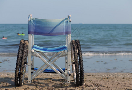 夏天轮椅在海滩沙上移图片