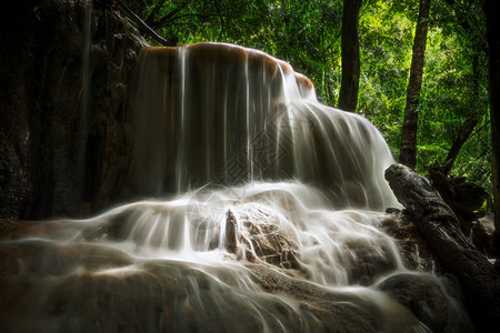 泰国热带雨林中的石灰瀑布图片