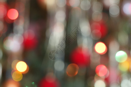 各种颜色的圣诞花环迷离的灯光图片