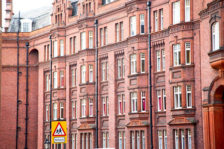 欧洲伦敦红砖墙和历史窗口中的图片
