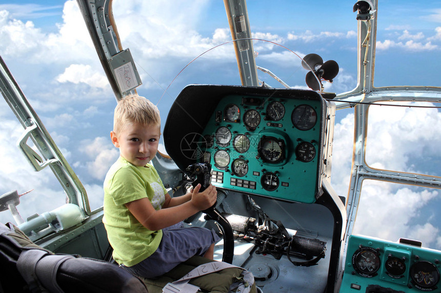 一个小男孩驾驶直升机图片
