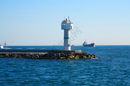 海船背景的海上灯塔Bosporus图片