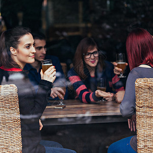 一群朋友在酒馆喝啤酒图片