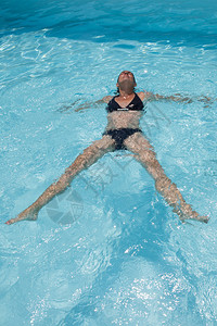 室外游泳池的女游泳者图片