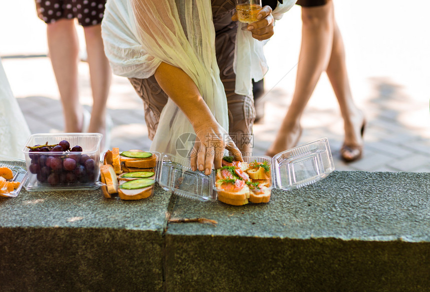 女人吃三明治在露天野餐图片