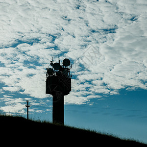 电信桅杆电视天线清晨蓝天白云图片