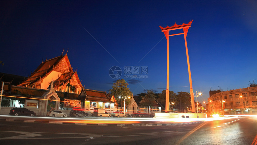 泰国曼谷暮光灯塔对面的光道巨人图片