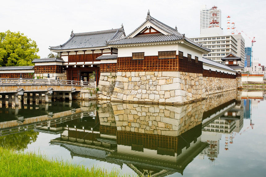 日本广岛城堡夏天在小川河边的美丽图片