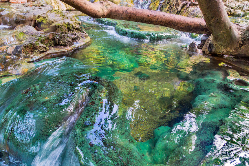 Thom的Krabi省南部的热泉是自然界拥有的热塔图片