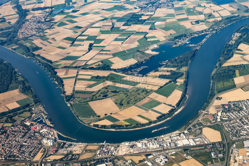 莱茵河格恩斯海姆的空中与莱茵河谷图片