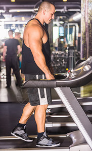 健康的肌肉男在健身房的跑图片