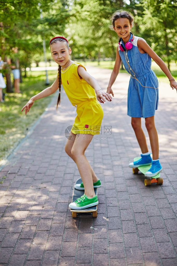 暑假在公园玩滑板的小女孩图片