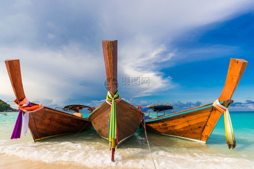 泰国佐敦省著名的Lipe岛传统长尾船图片