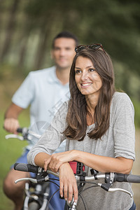 骑自行车的年轻夫妇图片