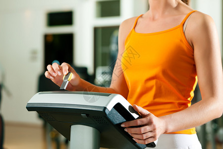 健身房或健身俱乐部的女阅读她的训练计划图片