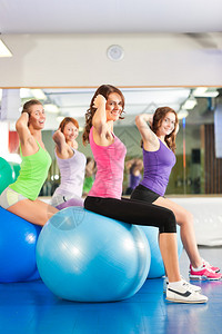 健身年轻女在健身房做运动训练或图片