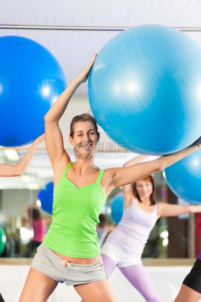 健身年轻女在健身房做运动训练或图片