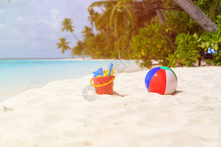 热带沙滩上的儿童玩具家庭度假图片