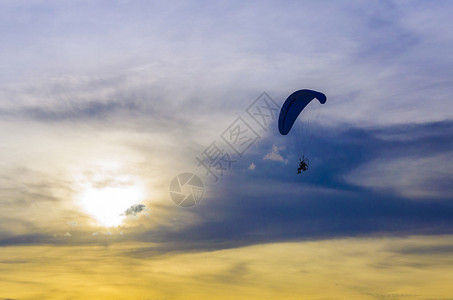 夕阳下的动力伞形象图片