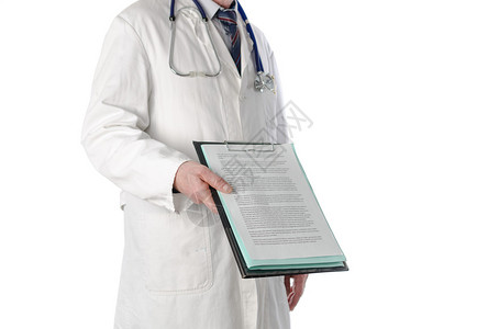 医生在剪贴板上显示文档图片