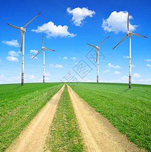 带风力涡轮机的草地足图片