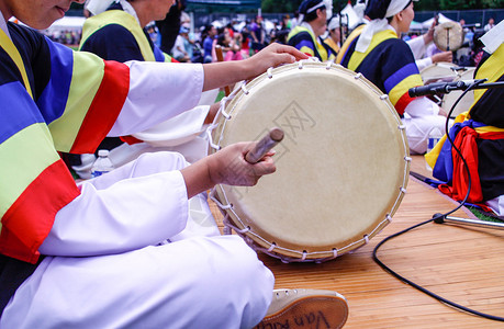 在节日场地演奏的传统韩国鼓背景图片