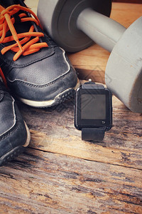 运动鞋哑铃和智能手表运动套装背景图片