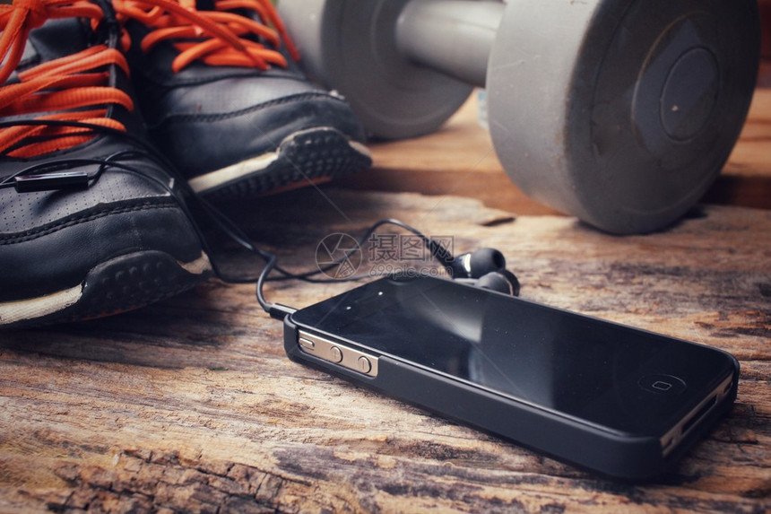 运动鞋耳机智能手机和哑铃运动套装图片
