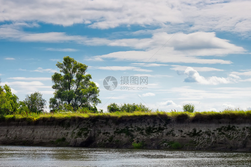 阳光明媚的日子河上有蓝云风景图片