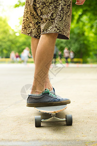 穿着短裤和运动鞋的人在滑板公园里玩长板图片