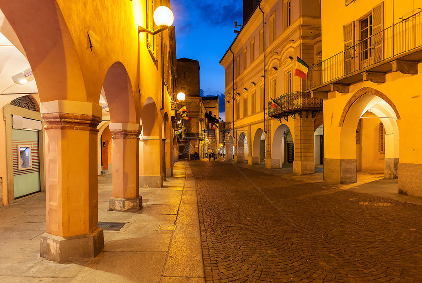 晚上在意大利北部皮德蒙特的Alba老城中相隔一整条狭小的cobblest图片