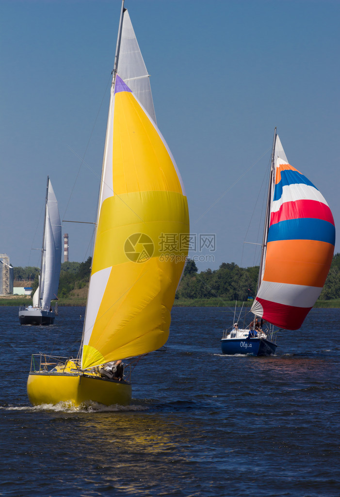 Pereyaslav杯2015年全帆的游艇相互竞争并图片