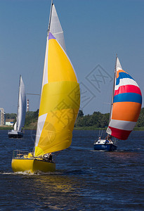 Pereyaslav杯2015年全帆的游艇相互竞争并图片