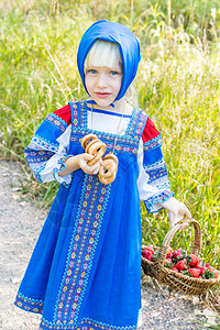 传统俄罗斯服装的俄国女孩在森林里玩耍图片