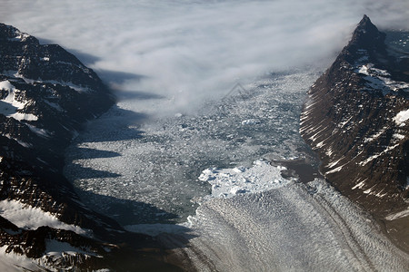 关于从山上流入格陵兰北极海洋的冰川空中景象图片