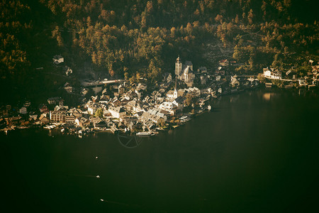 奥地利SalzkammergutHallstatt湖和城图片