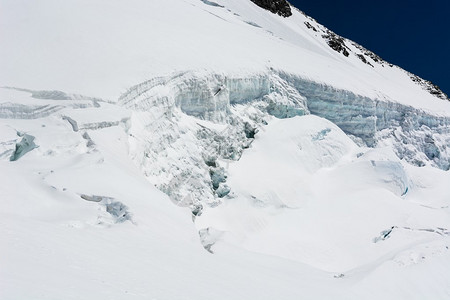 冰川裂缝山坡裂缝特写图片